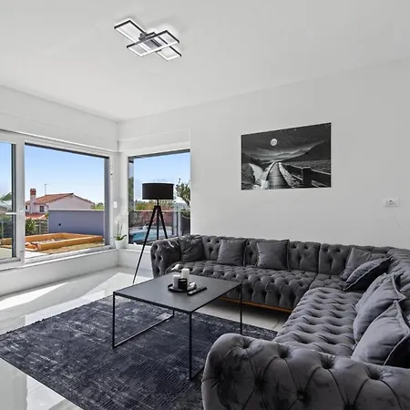 Bel - Modern With Pool