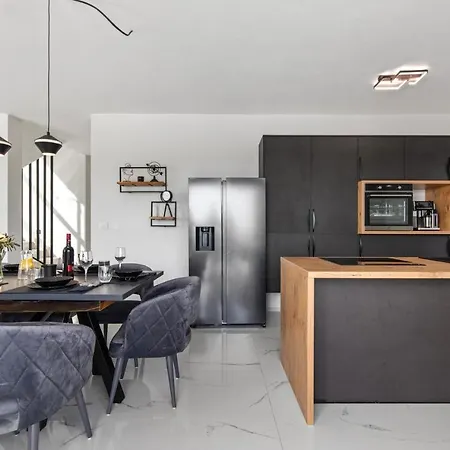 Bel - Modern With Pool