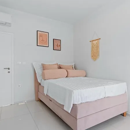 Vikendica Bel - Modern With Pool