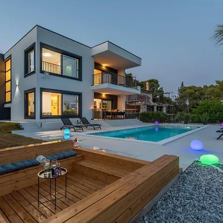 Bel - Modern With Pool Vikendica *